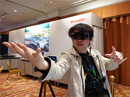 画像ギャラリー No.011のサムネイル画像 / シャープが公開した軽量型VR HMDを試す。独自開発のパンケーキレンズは,競合よりも約1.6倍明るい自信作だ