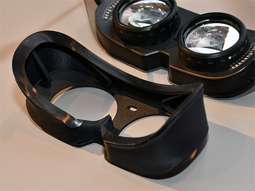 画像ギャラリー No.012のサムネイル画像 / シャープが公開した軽量型VR HMDを試す。独自開発のパンケーキレンズは,競合よりも約1.6倍明るい自信作だ