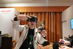 画像ギャラリー No.014のサムネイル画像 / シャープが公開した軽量型VR HMDを試す。独自開発のパンケーキレンズは,競合よりも約1.6倍明るい自信作だ