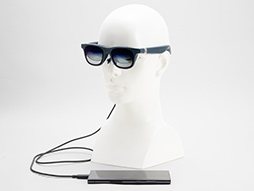 画像ギャラリー No.030のサムネイル画像 / ゲーマーに向けたサングラス型ディスプレイ「VITURE One」を試す。携帯型ゲームPCとの組み合わせはベストマッチだ