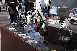 画像ギャラリー No.012のサムネイル画像 / ［TGS2023］ゲームのジャンルに合わせてヘッドセットを体験できるe☆イヤホンブースをレポート。「Crazy Raccoon」と開発したイヤフォンも展示