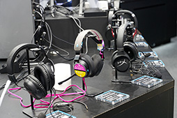 画像ギャラリー No.015のサムネイル画像 / ［TGS2023］ゲームのジャンルに合わせてヘッドセットを体験できるe☆イヤホンブースをレポート。「Crazy Raccoon」と開発したイヤフォンも展示
