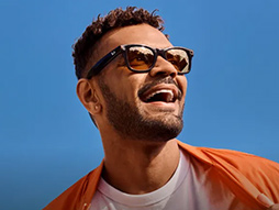 画像ギャラリー No.002のサムネイル画像 / Metaが開発したスマートグラス「Ray-Ban Meta Smart Glasses」は，メガネ型スマートフォンの未来を感じさせるアイテムだ