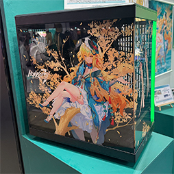 画像ギャラリー No.005のサムネイル画像 / 「崩壊3rd」「崩壊：スターレイル」コラボデザインのHYTE製ピラーレスPCケースが展示中。松雀＆銀狼推しは注目だ［TGS2024］
