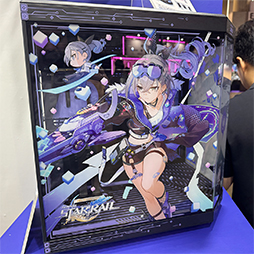 画像ギャラリー No.009のサムネイル画像 / 「崩壊3rd」「崩壊：スターレイル」コラボデザインのHYTE製ピラーレスPCケースが展示中。松雀＆銀狼推しは注目だ［TGS2024］