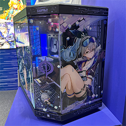 画像ギャラリー No.010のサムネイル画像 / 「崩壊3rd」「崩壊：スターレイル」コラボデザインのHYTE製ピラーレスPCケースが展示中。松雀＆銀狼推しは注目だ［TGS2024］