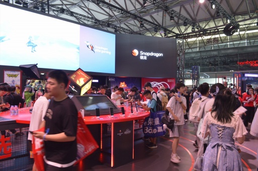 画像ギャラリー No.001のサムネイル画像 / AYANEOの新型，変形ギミック搭載機など，Snapdragonブースで見つけた携帯ゲーム機型Androidデバイス［CJ2025］