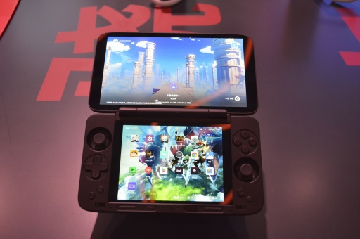 画像ギャラリー No.002のサムネイル画像 / AYANEOの新型，変形ギミック搭載機など，Snapdragonブースで見つけた携帯ゲーム機型Androidデバイス［CJ2025］