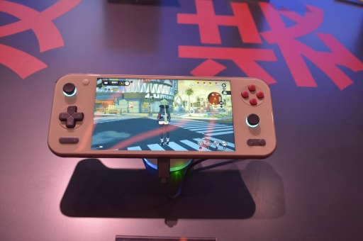 画像ギャラリー No.005のサムネイル画像 / AYANEOの新型，変形ギミック搭載機など，Snapdragonブースで見つけた携帯ゲーム機型Androidデバイス［CJ2025］