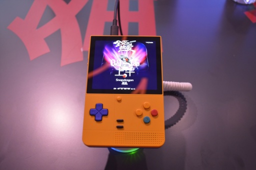 画像ギャラリー No.009のサムネイル画像 / AYANEOの新型，変形ギミック搭載機など，Snapdragonブースで見つけた携帯ゲーム機型Androidデバイス［CJ2025］
