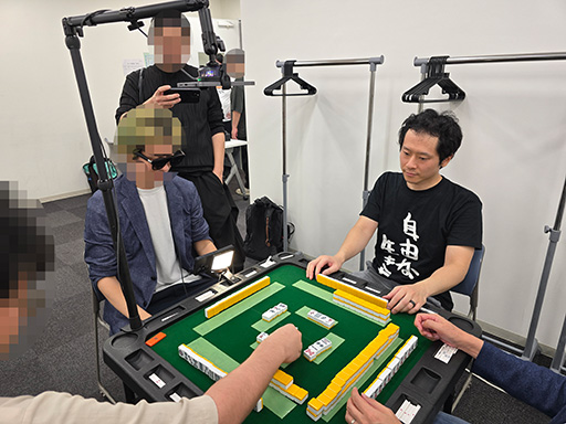 画像ギャラリー No.004のサムネイル画像 / ARグラスとスマートフォンでAIが捨て牌をアシスト!? リアル麻雀に演出を重ねる「スーパーAI麻雀」を体験してみた［TGS2025］
