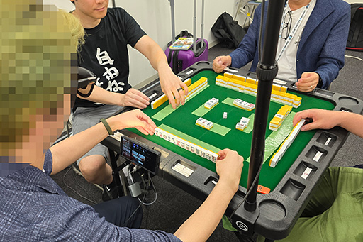 画像ギャラリー No.007のサムネイル画像 / ARグラスとスマートフォンでAIが捨て牌をアシスト!? リアル麻雀に演出を重ねる「スーパーAI麻雀」を体験してみた［TGS2025］