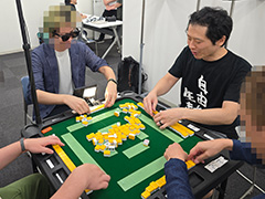 ARグラスとスマートフォンでAIが捨て牌をアシスト!? リアル麻雀に演出を重ねる「スーパーAI麻雀」を体験してみた［TGS2025］