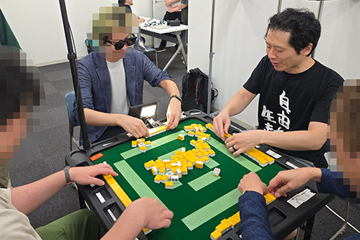 画像ギャラリー No.012のサムネイル画像 / ARグラスとスマートフォンでAIが捨て牌をアシスト!? リアル麻雀に演出を重ねる「スーパーAI麻雀」を体験してみた［TGS2025］
