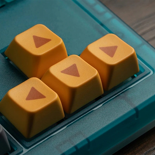画像ギャラリー No.005のサムネイル画像 / NINTENDO 64をオマージュしたカラーリングのキーボードが予約受付中。特徴的な「Cボタンユニット」は黄色いカーソルキーで再現