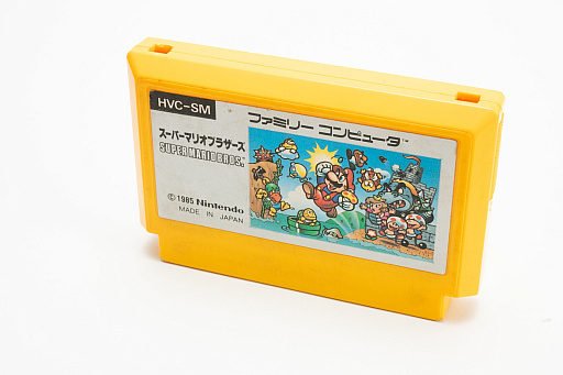 画像ギャラリー No.002のサムネイル画像 / ファミコンのカートリッジに見る,草創期ならではの活気と混沌。ゲームソフトのメディアの形が,パブリッシャごとに違う時代があった