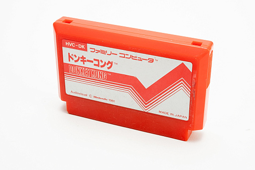 画像ギャラリー No.008のサムネイル画像 / ファミコンのカートリッジに見る,草創期ならではの活気と混沌。ゲームソフトのメディアの形が,パブリッシャごとに違う時代があった