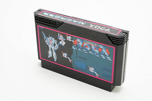 画像ギャラリー No.015のサムネイル画像 / ファミコンのカートリッジに見る,草創期ならではの活気と混沌。ゲームソフトのメディアの形が,パブリッシャごとに違う時代があった