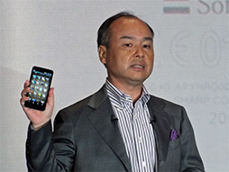 画像ギャラリー No.002のサムネイル画像 / ソフトバンクの夏スマホ,AQUOS PHONE Xx 206SHとARROWS A 202Fをじっくり触ってきた。ハイエンドモデル2機種の実力はいかに?