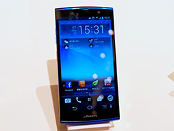 画像ギャラリー No.004のサムネイル画像 / ソフトバンクの夏スマホ,AQUOS PHONE Xx 206SHとARROWS A 202Fをじっくり触ってきた。ハイエンドモデル2機種の実力はいかに?