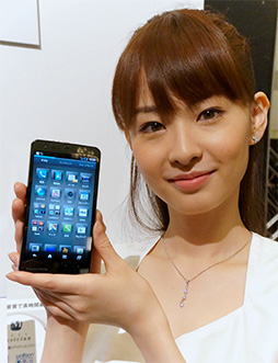 画像ギャラリー No.005のサムネイル画像 / ソフトバンクの夏スマホ,AQUOS PHONE Xx 206SHとARROWS A 202Fをじっくり触ってきた。ハイエンドモデル2機種の実力はいかに?