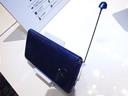 画像ギャラリー No.008のサムネイル画像 / ソフトバンクの夏スマホ,AQUOS PHONE Xx 206SHとARROWS A 202Fをじっくり触ってきた。ハイエンドモデル2機種の実力はいかに?
