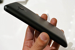 画像ギャラリー No.010のサムネイル画像 / ソフトバンクの夏スマホ,AQUOS PHONE Xx 206SHとARROWS A 202Fをじっくり触ってきた。ハイエンドモデル2機種の実力はいかに?