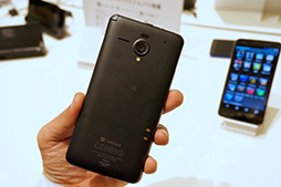 画像ギャラリー No.011のサムネイル画像 / ソフトバンクの夏スマホ,AQUOS PHONE Xx 206SHとARROWS A 202Fをじっくり触ってきた。ハイエンドモデル2機種の実力はいかに?