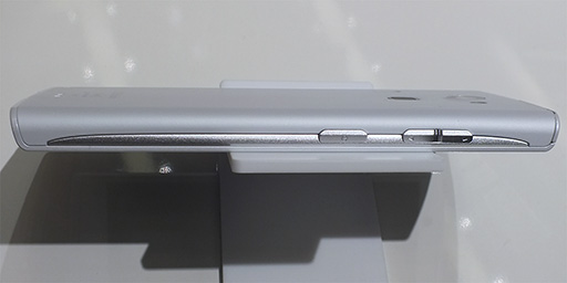 画像ギャラリー No.022のサムネイル画像 / ソフトバンクの夏スマホ,AQUOS PHONE Xx 206SHとARROWS A 202Fをじっくり触ってきた。ハイエンドモデル2機種の実力はいかに?