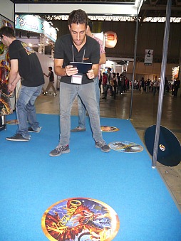 画像ギャラリー No.001のサムネイル画像 / ［TGS 2013］イスラエルからきた魔界の扉。出現した魔物の攻撃を，身体を動かして回避する！　ボードとアプリを融合させたARゲーム「Kazooloo」