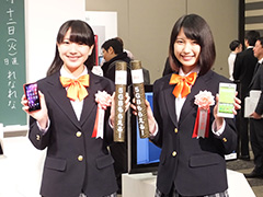 KDDI，auオリジナルブランド「Qua」のスマートフォンとタブレットや，片手に収まるAQUOSフォンを発表