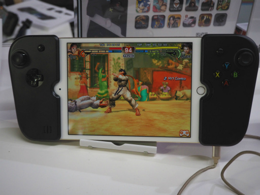 画像ギャラリー No.004のサムネイル画像 / ［TGS 2017］端末に付けるだけ。1万円以上の値段は伊達じゃない「GAMEVICE」のスマホ向けコントローラパッドを見てきた