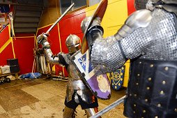 画像ギャラリー No.043のサムネイル画像 / 「DARK SOULS II」の剣術指導をしたジェイ・ノイズ氏に「騎士道剣術」を教えてもらった。中世文化を伝えるティンタジェルの門を叩く