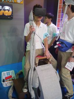 画像ギャラリー No.003のサムネイル画像 / ［TGS 2014］ハゲ頭をバーコードリーダーでスキャン，エプロンを着けてお遊戯，ネズミに乗って大冒険……神奈川工科大学ブースレポート＆インタビュー