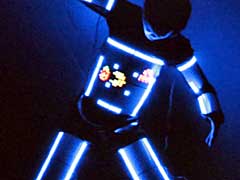 ［CEDEC 2015］ディスプレイを着る？　「ゲーミング・スーツ」がもたらす新たなゲーム体験とは