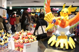 画像ギャラリー No.001のサムネイル画像 / 「ポケモンセンター キョウト」が16日にオープン。全国各店で記念の「ホウオウ(オメガルビー・アルファサファイア)」をプレゼント