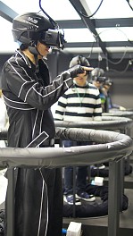 画像ギャラリー No.006のサムネイル画像 / はじまりの街を自ら歩き,空間上のインタフェースに触れる。「ソードアート・オンライン・ザ・ビギニング Sponsored by IBM」は未来を見せるか