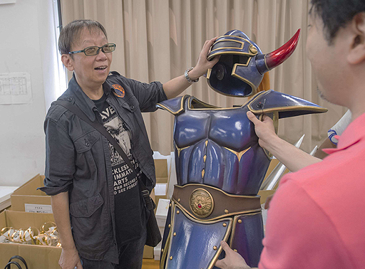画像ギャラリー No.004のサムネイル画像 / 堀井雄二氏が「ドラゴンクエスト ライブスペクタクルツアー」に登場するモンスターや衣装の数々とご対面。そのデキに大満足の模様