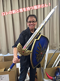 画像ギャラリー No.005のサムネイル画像 / 堀井雄二氏が「ドラゴンクエスト ライブスペクタクルツアー」に登場するモンスターや衣装の数々とご対面。そのデキに大満足の模様