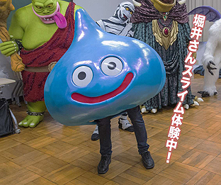 画像ギャラリー No.006のサムネイル画像 / 堀井雄二氏が「ドラゴンクエスト ライブスペクタクルツアー」に登場するモンスターや衣装の数々とご対面。そのデキに大満足の模様