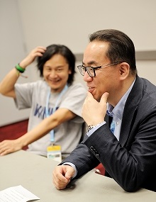 画像ギャラリー No.012のサムネイル画像 / 「来年はモータルコンバットで出場したいですね」と語るスクエニ社長が,EVO会場で明かした次なるプロジェクトは,新しいカタチの「観て楽しい」巨大ビジョン付きのカフェ