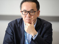「来年はモータルコンバットで出場したいですね」と語るスクエニ社長が，EVO会場で明かした次なるプロジェクトは，新しいカタチの「観て楽しい」巨大ビジョン付きのカフェ