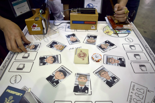 画像ギャラリー No.006のサムネイル画像 / ［TGS 2016］スマホVRとアナログカードが融合。“テーブルVRゲーム”「SPY vs SPY vs SPY vs SPY（スパイフォー）」の4人対戦をしてきた