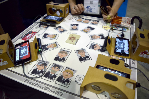 画像ギャラリー No.015のサムネイル画像 / ［TGS 2016］スマホVRとアナログカードが融合。“テーブルVRゲーム”「SPY vs SPY vs SPY vs SPY（スパイフォー）」の4人対戦をしてきた