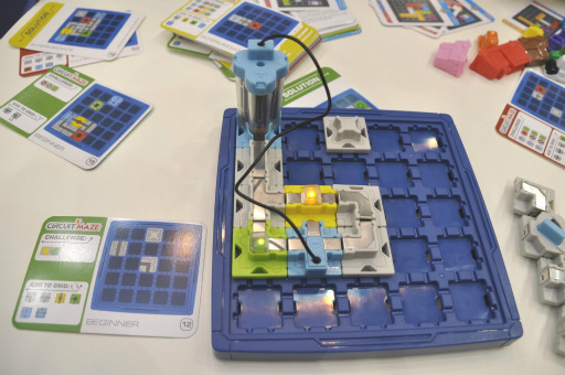 画像ギャラリー No.005のサムネイル画像 / ［SPIEL’16］電気回路やプログラミングの基礎をゲームで学ぶ。理系シリアスボードゲームをプレイしてみた