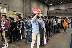 画像ギャラリー No.034のサムネイル画像 / アナログゲームの祭典「ゲームマーケット2017春」レポート。「SAO ボードゲーム」やTCG「レギオンズ！」など人気タイトルは開場と同時に大行列