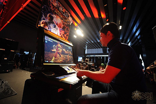 画像ギャラリー No.031のサムネイル画像 / 写真で振り返るEVO Japanプレ大会「賽[sài]」の2日間。メインタイトルの優勝者インタビューも掲載