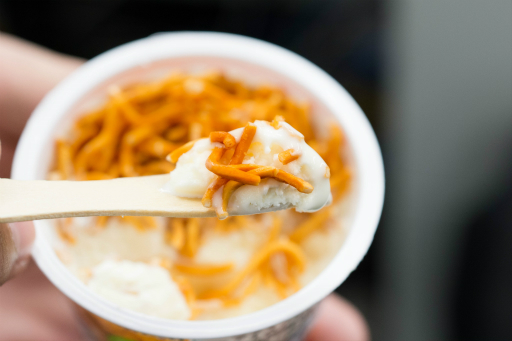 画像ギャラリー No.008のサムネイル画像 / 「ベビースターラーメン ON アイス」がクレーンゲームの景品として10月7日に登場。実物を写真と合わせて紹介