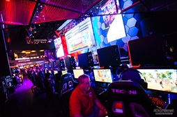 画像ギャラリー No.004のサムネイル画像 / EVO会場に隣接する世界最先端のeスポーツ施設「Esports Arena Las Vegas」フォトレポート。マネージャー Bear氏へのインタビューも