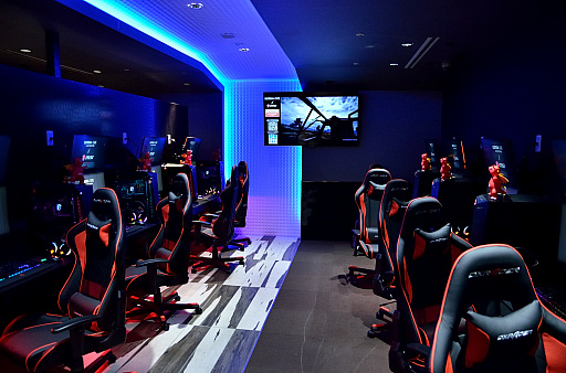 画像ギャラリー No.001のサムネイル画像 / 最新のMSI製ゲーマー向けPCが体験できるeスポーツエリアが,カスタマカフェ歌舞伎町店に登場